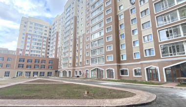 Лифт упал на рабочих в ЖК в Астане: один погиб