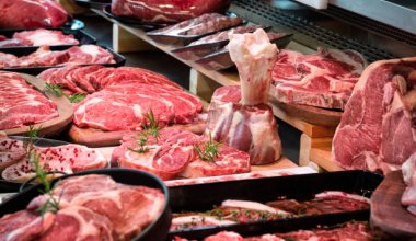 В Астане накрыли подпольный мясной цех с десятками туш и тоннами мяса