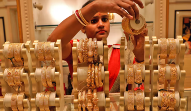 Золото продолжает падать в цене на фоне ожиданий по ставке ФРС