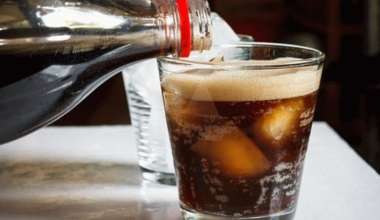 Эксперты связали сладкую газировку с риском депрессии