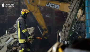 Неизвестна судьба 22 человек после удара по Тернополю — Зеленский