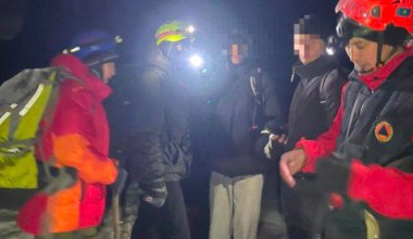 На высоте более 3000 метров в горах Алматинской области застряли туристы