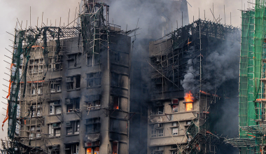 В Гонконге пожар не могут потушить сутки: число погибших растёт