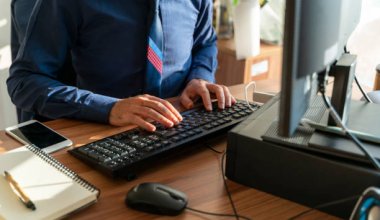 Казахстанцы тратят на работу больше времени, чем положено