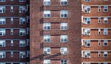 Плесень, холод и темнота: алматинцы получили ключи от нового ЖК, но заселиться не могут