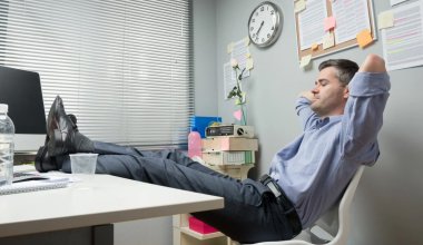 "Слишком много праздников": казахстанцам указали на безделье