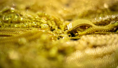 Золото отыгрывает позиции, серебро бьет рекорды: что влияет на цены