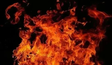 В Астане вспыхнул пожар: огонь перекинулся с гаража на гостиницу