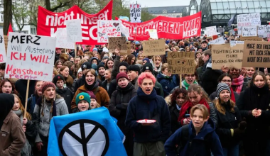 В Германии тысячи учеников протестуют против новой модели службы
