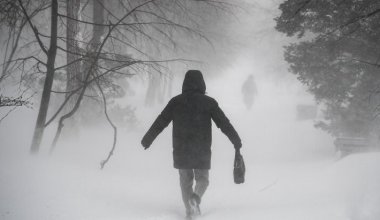 Снег и гололед: штормовое предупреждение объявили почти по всему Казахстане