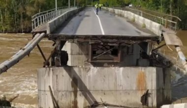 Главного дорожника ВКО сняли с должности после обрушения моста