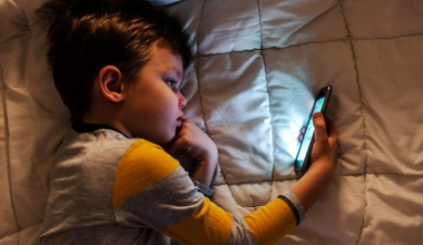 Аймагамбетов сравнил детский смартфон со спичками и автоматами