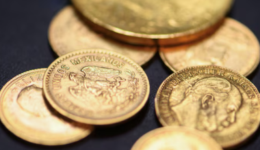 Золото подешевело, серебро обновило рекорд: что влияет на цены