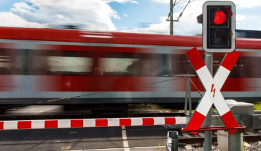 Поезд столкнулся с легковушкой близ Караганды: есть пострадавшие