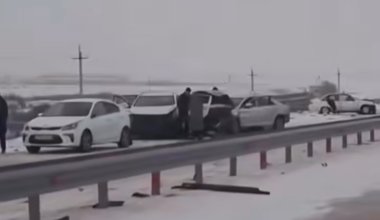 Семь машин столкнулись на трассе в Акмолинской области: один человек погиб