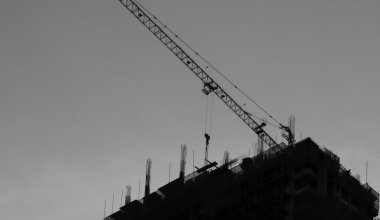 В Астане на стройке погиб рабочий, сорвавшись с высоты