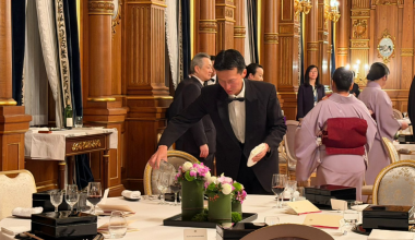 Хризантема, вагю и мисо: дипломатия за ужином в Токио