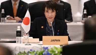 Премьер Японии подарила лидерам ЦА уникальные сувениры