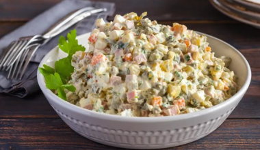 Гастроэнтеролог предупредил о рисках новогоднего оливье