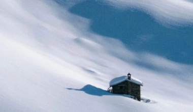 Дети не ходят в школу: улицу в Акмолинской области завалило снегом