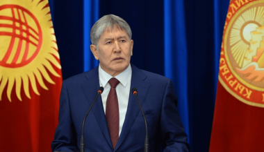 Садыр Жапаров лишил Алмазбека Атамбаева госнаград