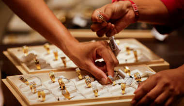 Золото и серебро дешевеют: инвесторы фиксируют прибыль