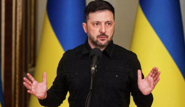 Зеленский предложил продлить военное положение и всеобщую мобилизацию