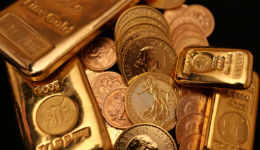 Золото и серебро дешевеют после рекордных отметок: рынок фиксирует прибыль