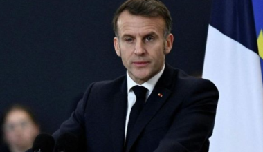 Макрон вышел к военным с покрасневшим глазом