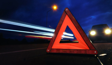 Автобус с 50 пассажирами перевернулся на трассе в Мангистау: погибли четыре человека