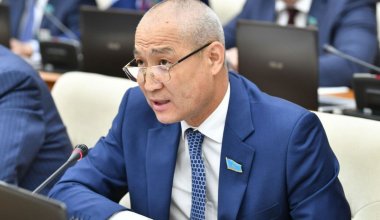 «Кукарекать тут не надо»: на депутата Жанбыршина подали в суд из-за комментария про ЛГБТ