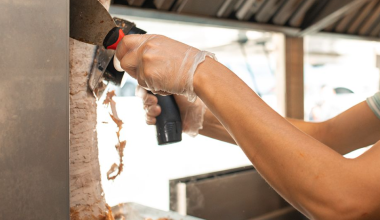 "Все ели шаурму": массовое отравление произошло в кафе фастфуда в Бишкеке