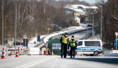 Двоих казахстанцев наказали латвийские пограничники