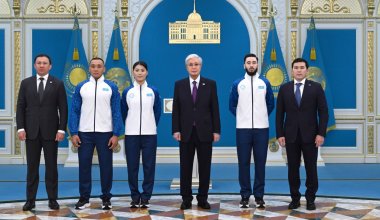 Знаменосцам олимпийской и паралимпийской команд Казахстана вручили флаг