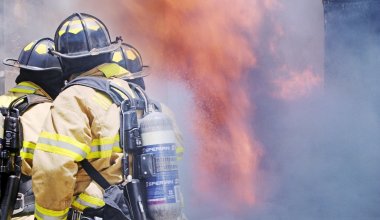 Авто горело на заправке в Актобе: огонь перекинулся на газовую колонку