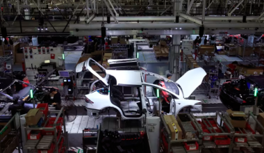 Tesla прекращает выпуск двух моделей ради производства роботов