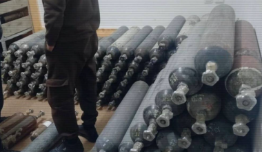 Сотни баллонов с "веселящим газом" нашли на складе в Шымкенте