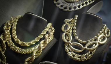 Золото дешевеет на фоне слухов о ФРС, но все еще готово к “лучшему месяцу” с 1980 года