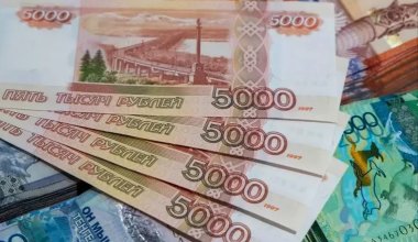 Тенге проигрывает рублю: аналитик о ближайшем будущем российской валюты