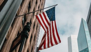 Сотни тысяч протестующих вышли в США после смертей при действиях ICE