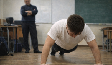 Студента заставили отжиматься за опоздание на урок в Атырау