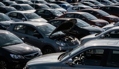 "Утопленники и конструкторы": в Казахстан хлынули дешёвые авто из ОАЭ и Прибалтики