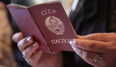 Десятки казахстанцев живут с паспортами СССР
