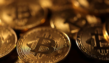 Биткоин резко падает: ключевой уровень в $70 000 под угрозой