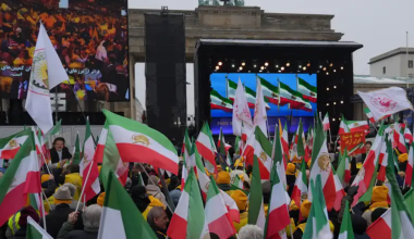 Тысячи людей в Берлине вышли поддержать народ Ирана