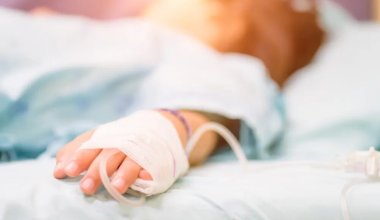 "Мать сбросила детей с пятого этажа": врачи рассказали о состоянии пострадавших в Таразе