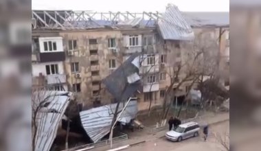 Летающие крыши: жители Конаева обрушились с критикой на акимат