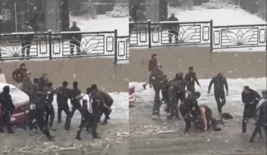 Массовая драка после ДТП попала на видео в Шымкенте