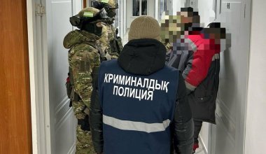 Месяц держали на «счётчике»: в Актобе задержали группу вымогателей