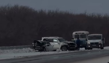 Два авто разбились на трассе в Акмолинской области